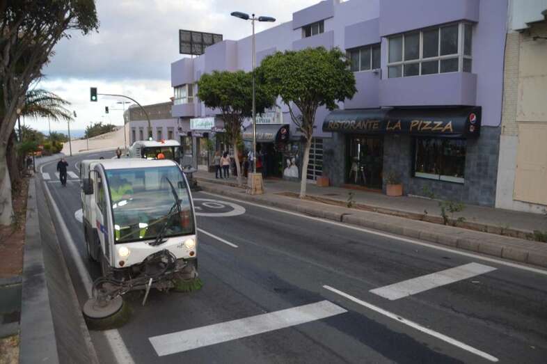 Una barredora mecánica en la Avenida del Cabildo, tras la Cabalgata de este sábado (Foto TA)